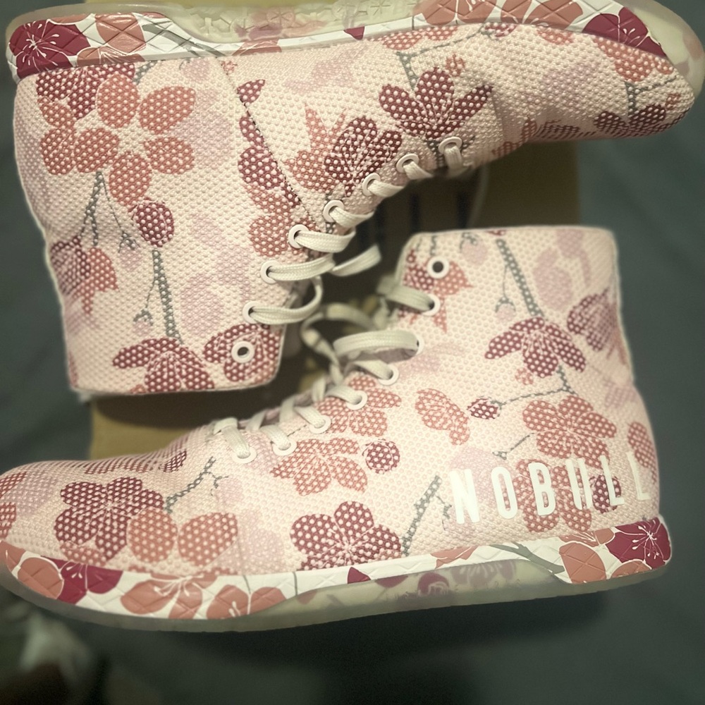 These high top NoBulls great for workouts. Not even a year old. Men’s size 11